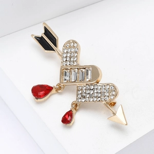 Elegante spilla a cuore con freccia di Cupido in lega dorata e gemme rosse