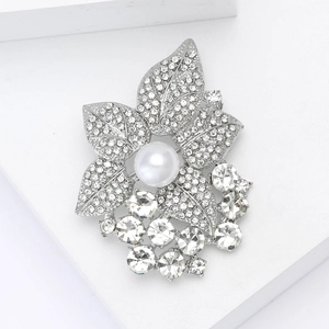 Broche élégante en forme de feuille argentée avec perle blanche et strass brillants