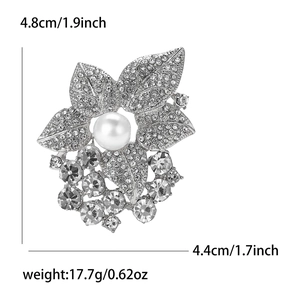 Broche élégante feuille en strass avec perle blanche et finition argent pour femme