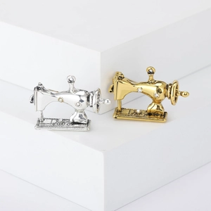 Vintage Alloy Sewing Machine Brooch With Rhinestone Inlaid Creative Fashion Pin Jewelry For Women Dress Gift Accessories