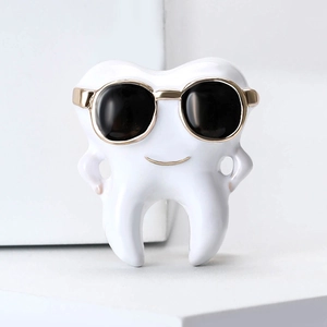 Broche Créative en Forme de Dent de Dessin Animé Avec Lunettes de Soleil en Alliage Émaillé Épingle à Revers Style Individuel Décoration Vêtements Unisexe