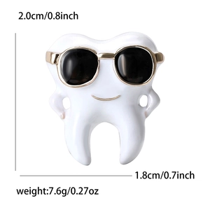 Broche créative en émail en forme de dent avec lunettes de soleil et dimensions