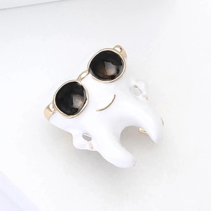 Broche créative en émail en forme de dent avec lunettes de soleil et placage doré