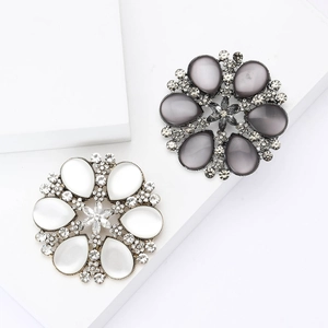 Vintage Alloy Artificial Pearl Rhinestone Snowflake Brooch Elegant Flower Pin For Women Fashion Jewelry Dress Accessories Gift
