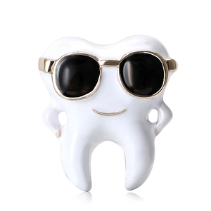 Broche créative en émail en forme de dent avec lunettes de soleil noires et alliage