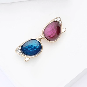 Broche créative en alliage doré en forme de lunettes de soleil avec cristaux