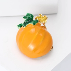 Spilla zucca in smalto arancione con foglie verdi e placcatura in oro su base bianca