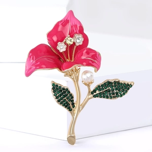 Élégante broche fleur de bégonia en émail avec pétales rouge rose et perles