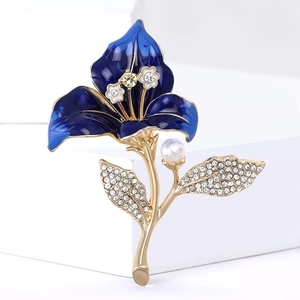 Broche fleur en émail bleu élégante avec perle blanche et strass pour tailleur femme