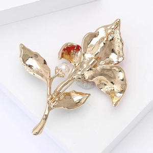 Détail macro d'une broche fleur en émail avec fermoir doré et perle blanche élégante