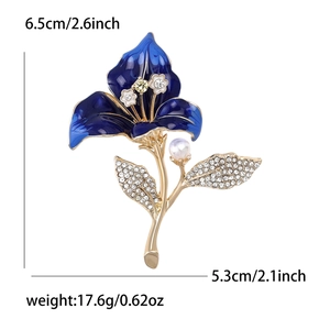 Élégante broche fleur en émail bleu avec placage doré et cristaux, 6,5x5,3 cm