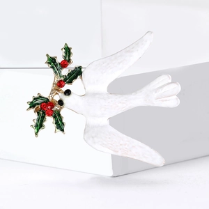 Spilla creativa a forma di colomba della pace in smalto bianco con bacche di agrifoglio
