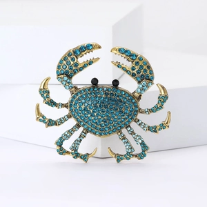 Exquisite Krabbenbrosche mit blauen Strasssteinen auf einer goldenen Legierung für Anzüge
