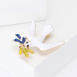 Spilla creativa in smalto a forma di colomba della pace con ali bianche e rami blu