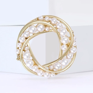 Broche circulaire dorée élégante avec perles blanches pour vestes et châles femme