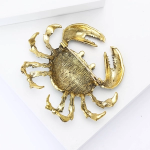 Detailansicht der Rückseite der Krabbenbrosche mit Metallnadel und sicherem Verschluss