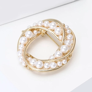 Élégante broche couronne dorée avec perles blanches pour costumes et pulls de femme