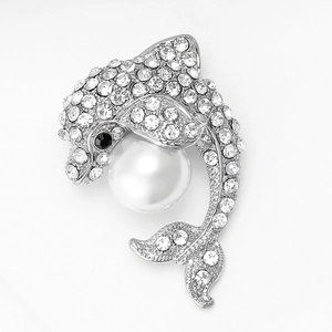 Détail de la broche dauphin argentée avec strass blancs et perle ronde élégante