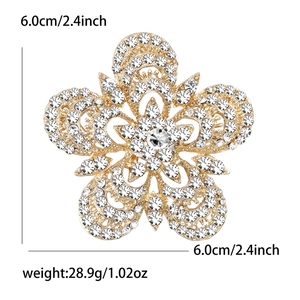 Broche fleur dorée élégante avec strass brillants et pétales ajourés, diamètre de 6 cm