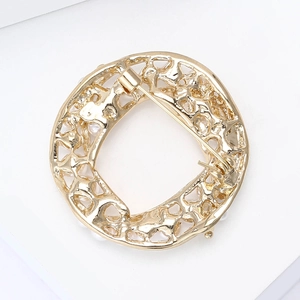 Vue arrière de la broche couronne dorée montrant l'épingle sur fond blanc pur