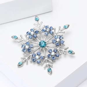 Exquisite Schneeflocken-Brosche mit blauen Strasssteinen auf silberner Basis