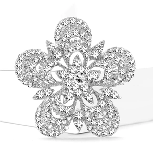 Broche fleur évidée en argent avec strass étincelants dans un design vintage élégant
