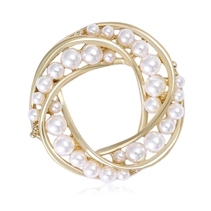Broche Couronne de Künstliche Perles en Alliage Élégante Épingle Ronde Dorée pour Costume Pull Femmes Bijoux de Mariage Fête