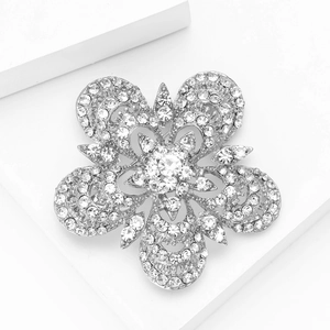 Vue détaillée d'une broche fleur argentée sertie de strass brillants et d'un cristal