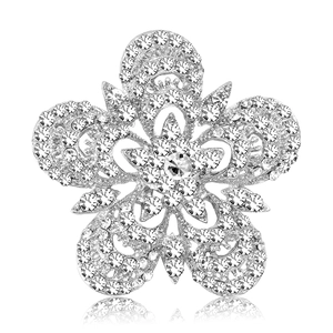 Élégante Broche Fleur Ajourée en Alliage et Strass pour Femme Style Vintage Haut de Gamme Bijoux Corsage Fleur en Cristal Or Argent