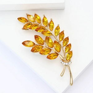 Broche épi de blé dorée élégante avec gemmes ambrées et zircons sur support géométrique