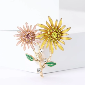 Broche tournesol en émail avec marguerites roses et jaunes et cristaux sur un support