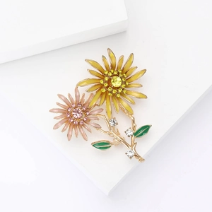 Élégante broche tournesol jaune et rose avec émail et détails en cristal