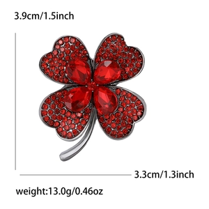 Détails de broche trèfle argentée aux cristaux rouges montrant dimensions et poids