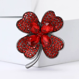 Broche trèfle élégante avec strass rouge foncé sertis sur un support en métal noirci