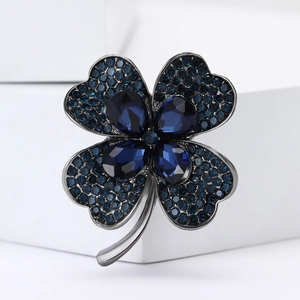 Élégante broche trèfle à quatre feuilles en métal noir avec cristaux bleu foncé chic