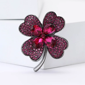 Détail de la broche trèfle à quatre feuilles avec cristaux fuchsia et métal noir