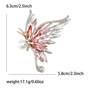 Vue détaillée d'une broche papillon de luxe avec cristaux, perle et spécifications de taille