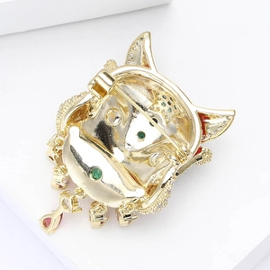 Broche danse du lion chinois en cuivre et zircon, vue détaillée de l'épingle arrière
