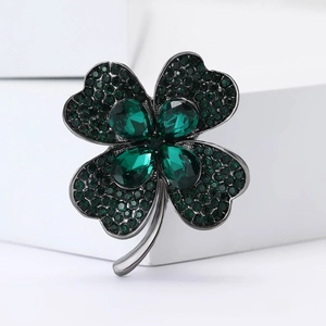 Broche trèfle exquise en métal gris foncé avec des cristaux vert profond