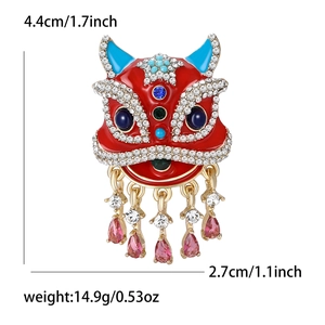 Broche danse du lion chinois en émail rouge et strass sur fond blanc épuré