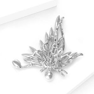 Élégante broche aile de papillon argentée avec perle blanche ronde au design minimaliste