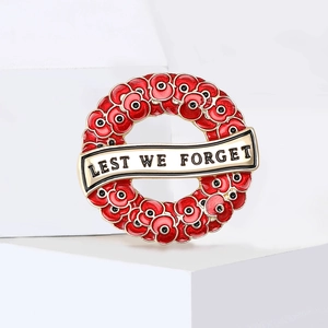 Spilla a corona di papaveri in smalto con scritta Lest We Forget su sfondo bianco