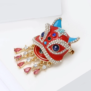 Broche danse du lion chinois en émail rouge avec cristaux et pampilles dorées mobiles