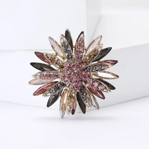 Eleganter Sonnenblumen-Brosche mit rosa und champagnerfarbenen Strasssteinen auf weiß