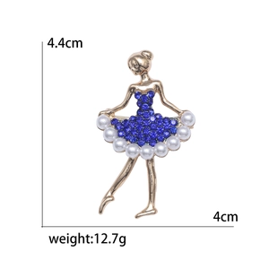 Spilla ballerina con cristalli blu e perle, misura 4,4cm x 4,0cm su sfondo bianco puro