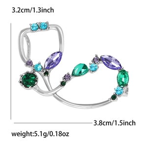 Détail de manchette d'oreille argentée ornée de cristaux colorés marquise et en poire