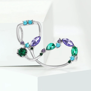 Broche stéthoscope tendance avec strass colorés sur un socle en pierre blanche minimaliste