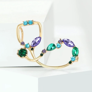 Broche stéthoscope dorée à la mode avec strass colorés et design incurvé élégant et brillant