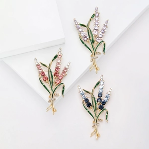Broche bouquet de blé tendance avec strass colorés sur une base dorée