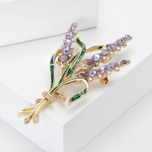Détail de la broche bouquet de lavande avec cristaux violets et feuilles émaillées